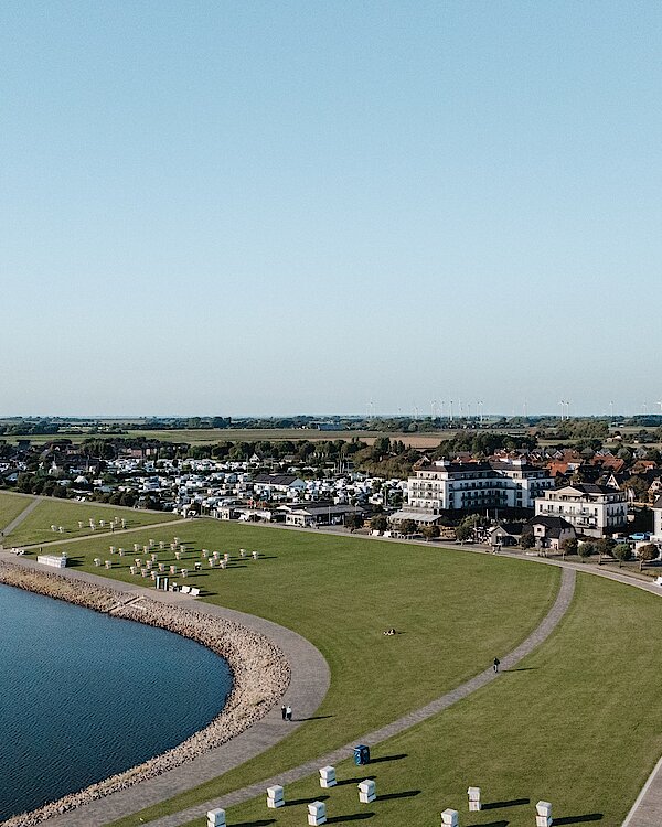 Drohnenaufnahme des Hotel Küstenperle in Büsum