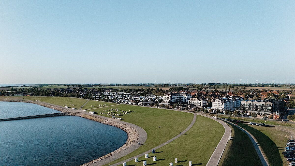 Drohnenaufnahme des Hotel Küstenperle in Büsum – Lage an der Nordsee und der Familienlagune Perlebucht aus der Luft