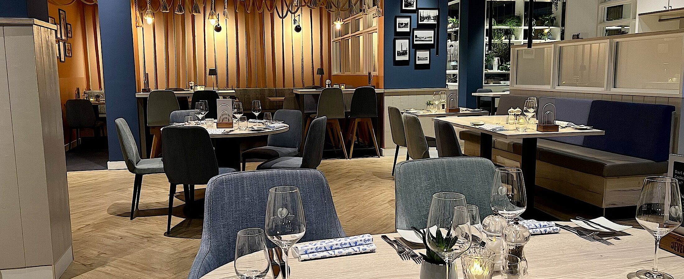 Gedeckte Tische im neu gestalteten Restaurant Deichperle im Küstenperle Strandhotel & Spa in Büsum