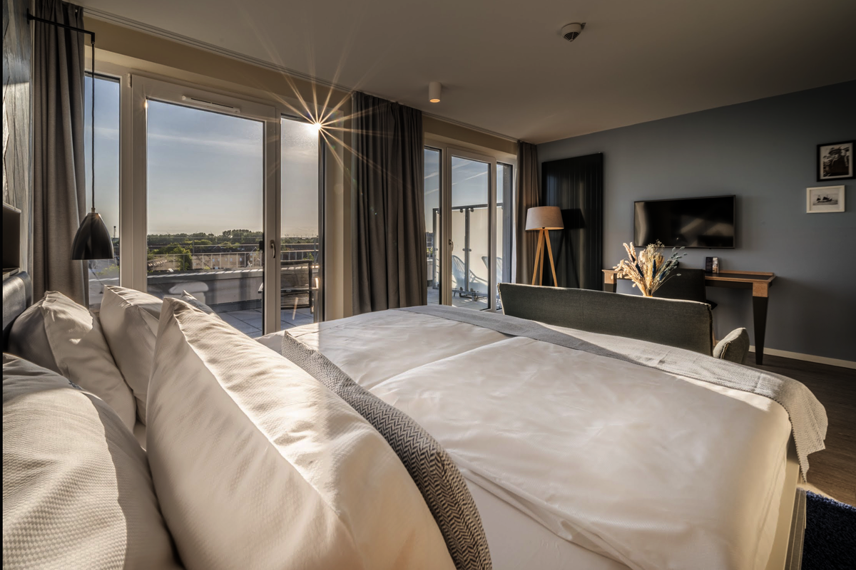 Großzügiges Hotelzimmer mit Doppelbett im Küstenperle Strandhotel & Spa in Büsum