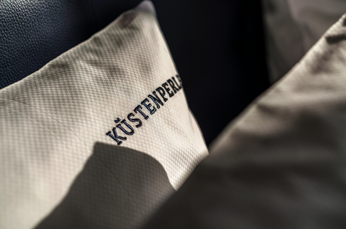 Detailaufnahme mit Küstenperle Logo im Zimmer des Küstenperle Strandhotel & Spa in Büsum